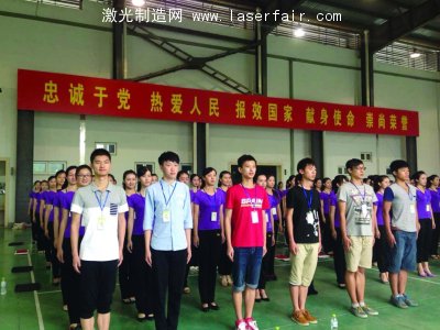 帥小伙將擔(dān)任禮儀先生。宋嶠 攝