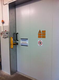 使用皮爾磁（Pilz） 的 PSENsgate 實(shí)施的激光中心出入防護(hù)。