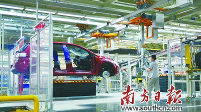 一汽大眾佛山工廠在某些鋼板連接處應(yīng)用拉鏈?zhǔn)降募す夂附庸に嚕诤虾髢叭皇且徽麎K鋼板。盧奕誠(chéng)