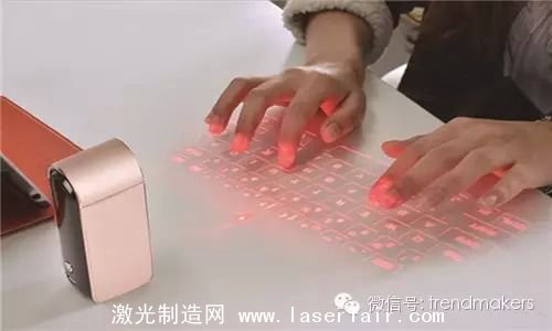 移動(dòng)辦公領(lǐng)域，手機(jī)和平板以其極佳的便攜性正在逐步取代笨重的PC，然而在某些人眼中，觸控的輸入方式依舊沒(méi)有傳統(tǒng)鍵盤用得舒服，因此采用鐳射激光的鍵盤就很有存在的必要啦！